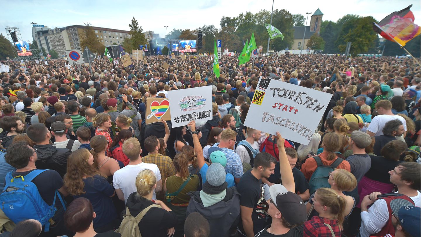 Zehntausende haben sich unter dem Motto #wirsindmehr in der Innenstadt von Chemnitz zu einem Konzert versammelt