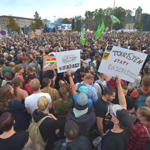 Zehntausende haben sich unter dem Motto #wirsindmehr in der Innenstadt von Chemnitz zu einem Konzert versammelt
