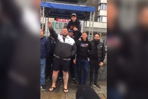 Auch wenn es auf den ersten Blick so aussieht: Der "Feine Sahne Fischfilet"-Sänger hat in Chemnitz nicht den Hitlergruß gezeigt