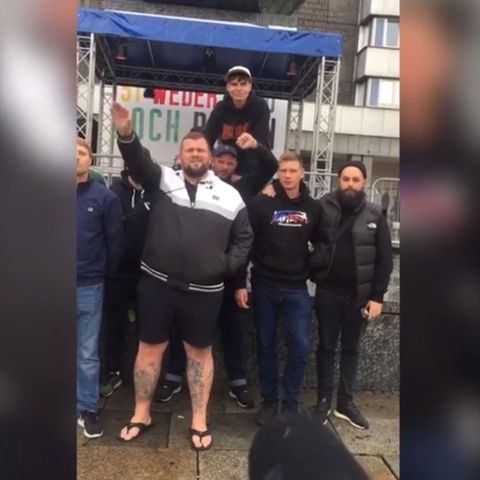Auch wenn es auf den ersten Blick so aussieht: Der "Feine Sahne Fischfilet"-Sänger hat in Chemnitz nicht den Hitlergruß gezeigt