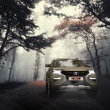 Der x-förmige Grill prägt die Front.