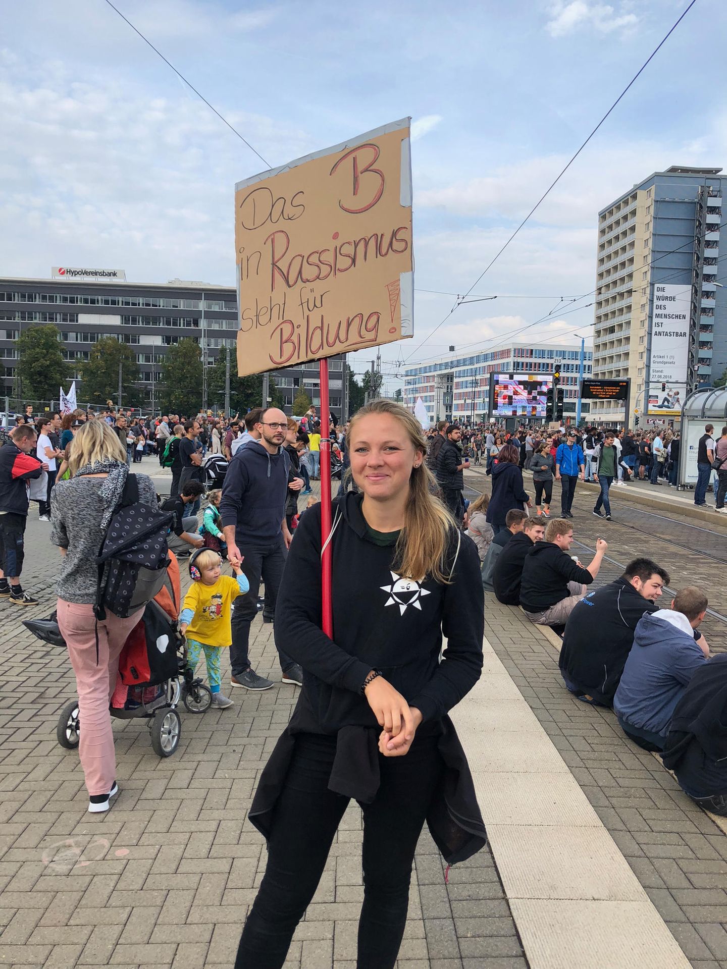 Laura aus Chemnitz Stimmenfang auf der #WirSindMehr-Demo
