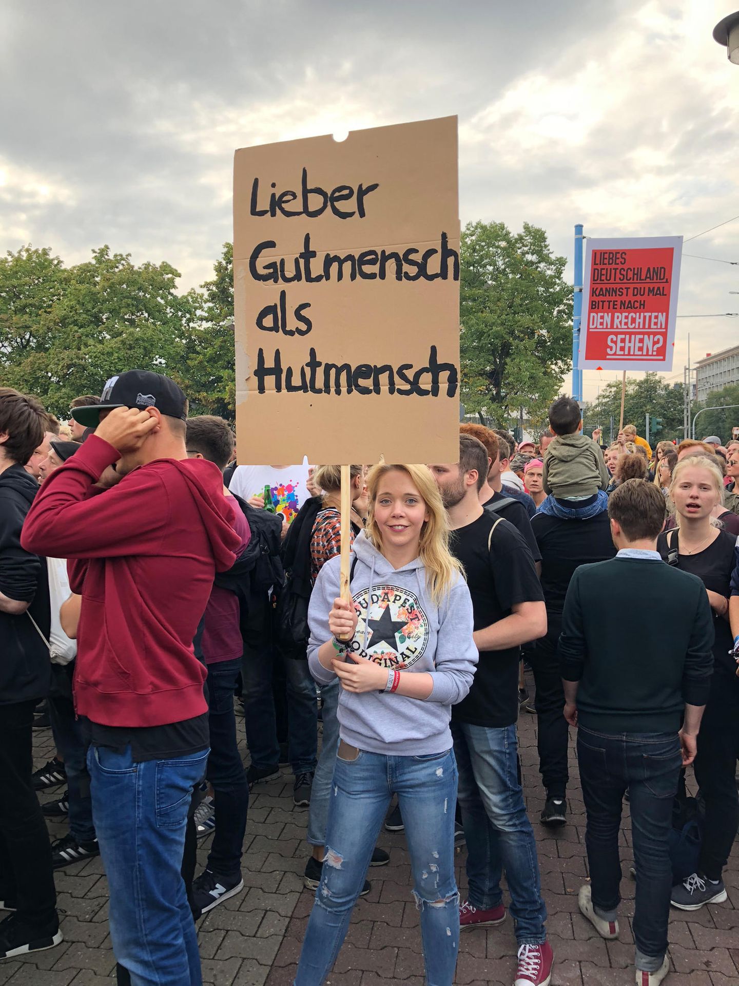 Cindy aus Berlin Stimmenfang auf der #WirSindMehr-Demo