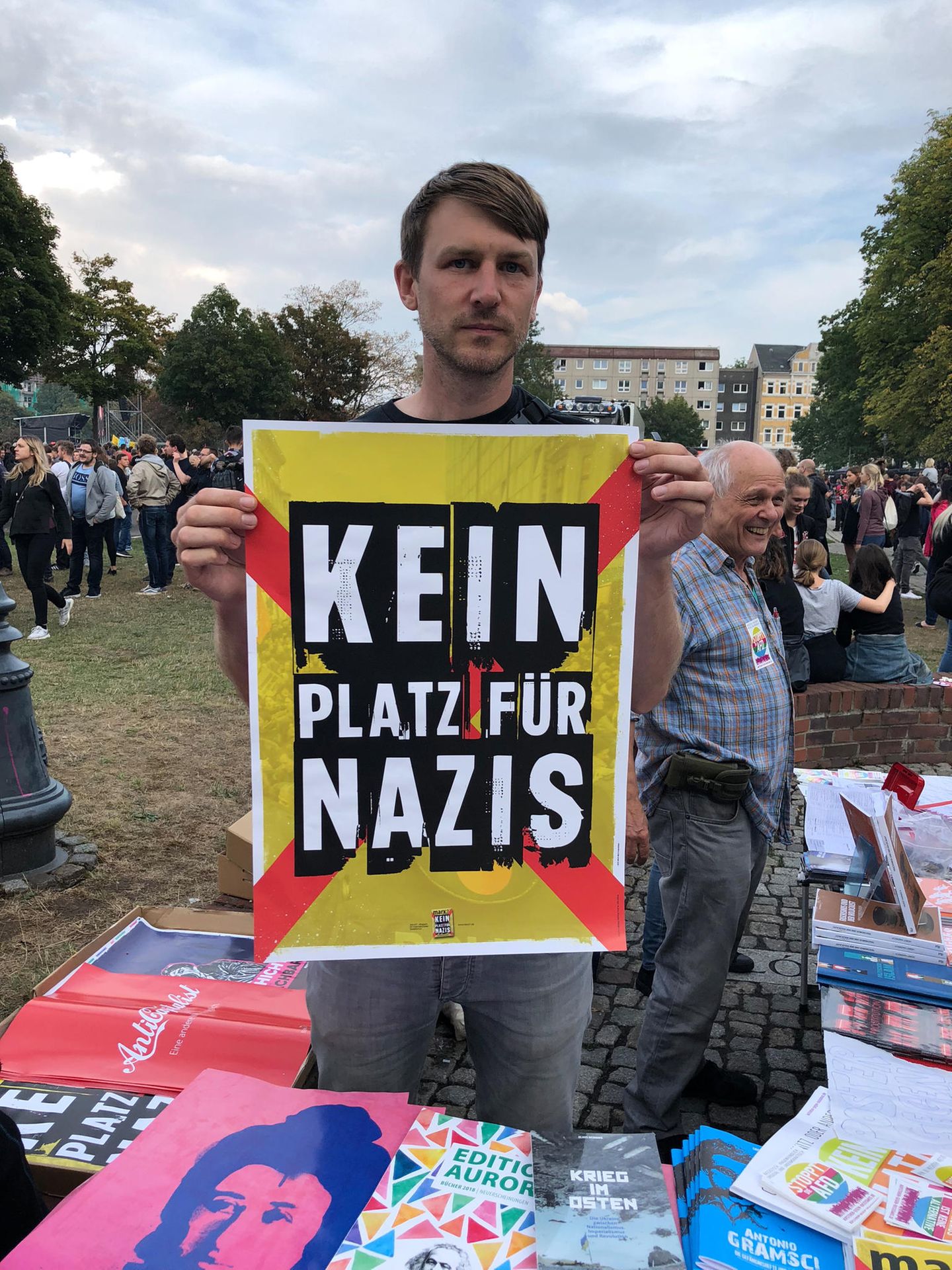 Yaak aus Berlin Stimmenfang auf der #WirSindMehr-Demo