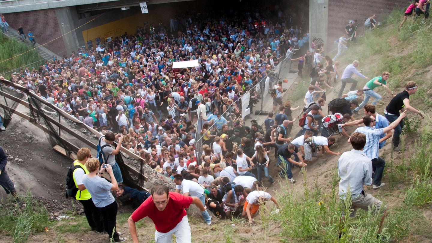 Strafprozess um Loveparade-Katastrophe: Tausende Raver drängen sich auf der Loveparade in und vor dem Tunnel in Duisburg