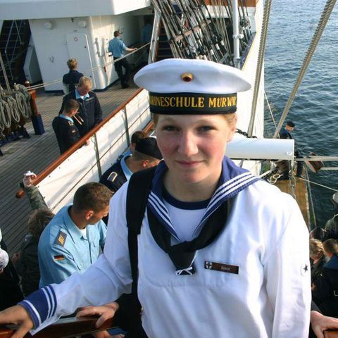 Die Marine-Kadettin Jenny Böken an Bord des Segelschulschiffes Gorch Fock