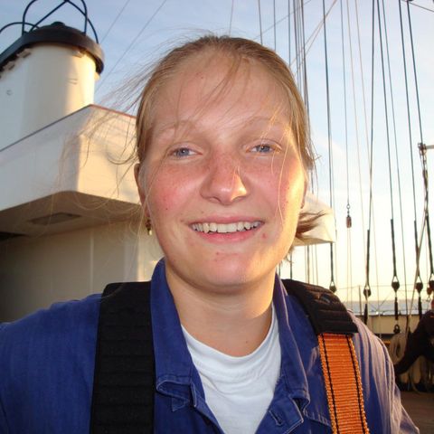 Jenny Böken war 2008 aus ungeklärten Gründen nachts von Bord des Segelschulschiffs gestürzt. Ihre Familie erhebt jetzt neue Vorwürfe gegen die Ermittler, die von einem Unfalltod ausgegangen waren und die Akten 2009 geschlossen hatten. 