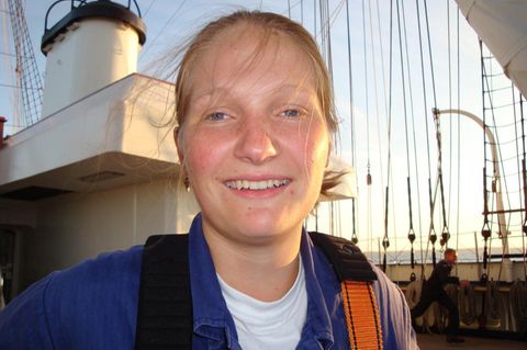 Jenny Böken war 2008 aus ungeklärten Gründen nachts von Bord des Segelschulschiffs gestürzt. Ihre Familie erhebt jetzt neue Vorwürfe gegen die Ermittler, die von einem Unfalltod ausgegangen waren und die Akten 2009 geschlossen hatten. 