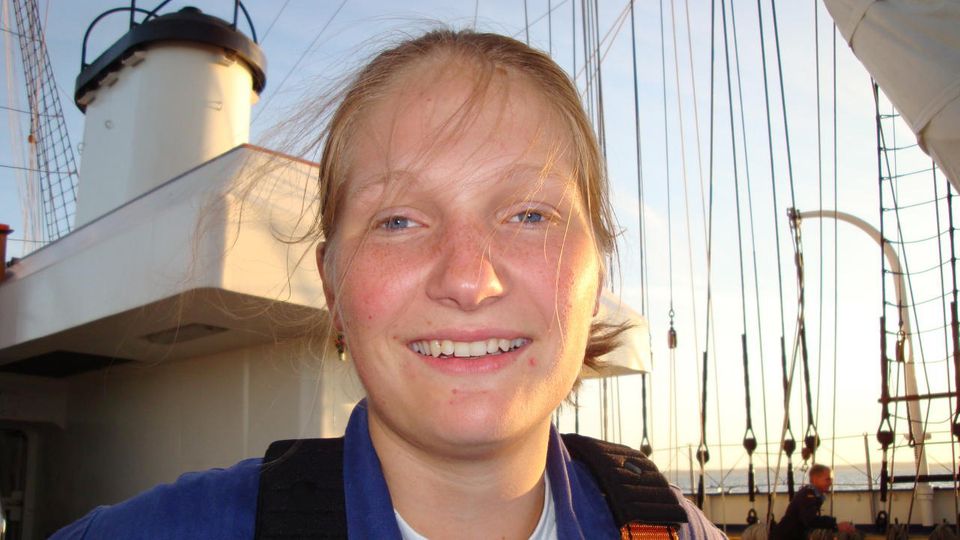 Chronik der Ungereimtheiten: Jenny Böken war 2008 aus ungeklärten Gründen nachts von Bord des Segelschulschiffs gestürzt. Ihre Familie erhebt jetzt neue Vorwürfe gegen die Ermittler, die von einem Unfalltod ausgegangen waren und die Akten 2009 geschlossen hatten. Jenny Böken war 2008 aus ungeklärten Gründen nachts von Bord des Segelschulschiffs gestürzt. Ihre Familie erhebt jetzt neue Vorwürfe gegen die Ermittler, die von einem Unfalltod ausgegangen waren und die Akten 2009 geschlossen hatten.