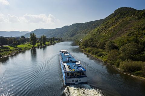 Schifffahrt unter Zeitdruck: Ein kleineres Kreuzfahrtschiff auf der Mosel