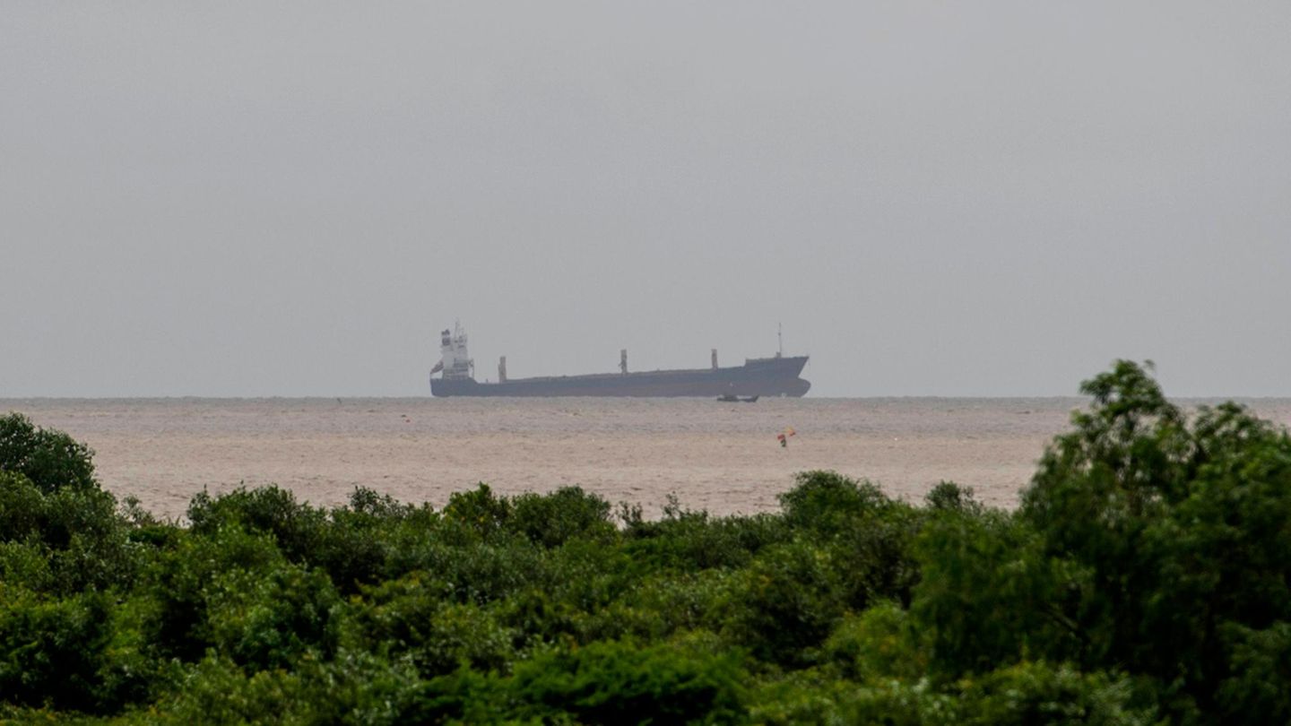 Geisterschiff vor der Küste von Myanmar