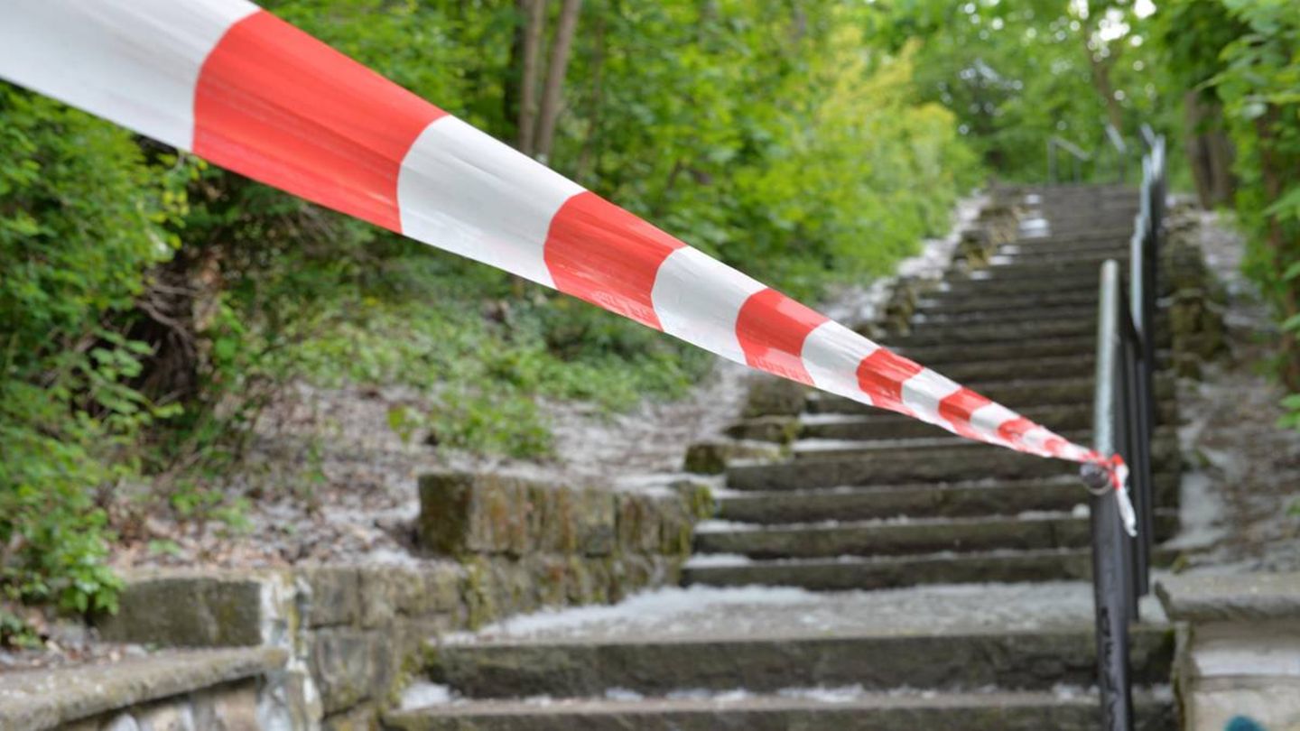 Polizeiband an einem Parkzugang