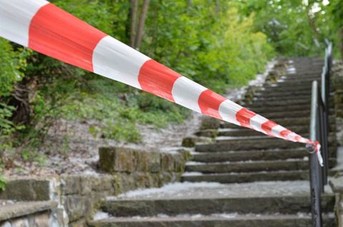 Polizeiband an einem Parkzugang