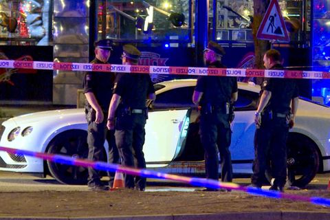 Polizisten stehen am 27. August neben einem Auto auf dem Millerntorplatz an der Reeperbahn, nachdem Schüsse gefallen waren