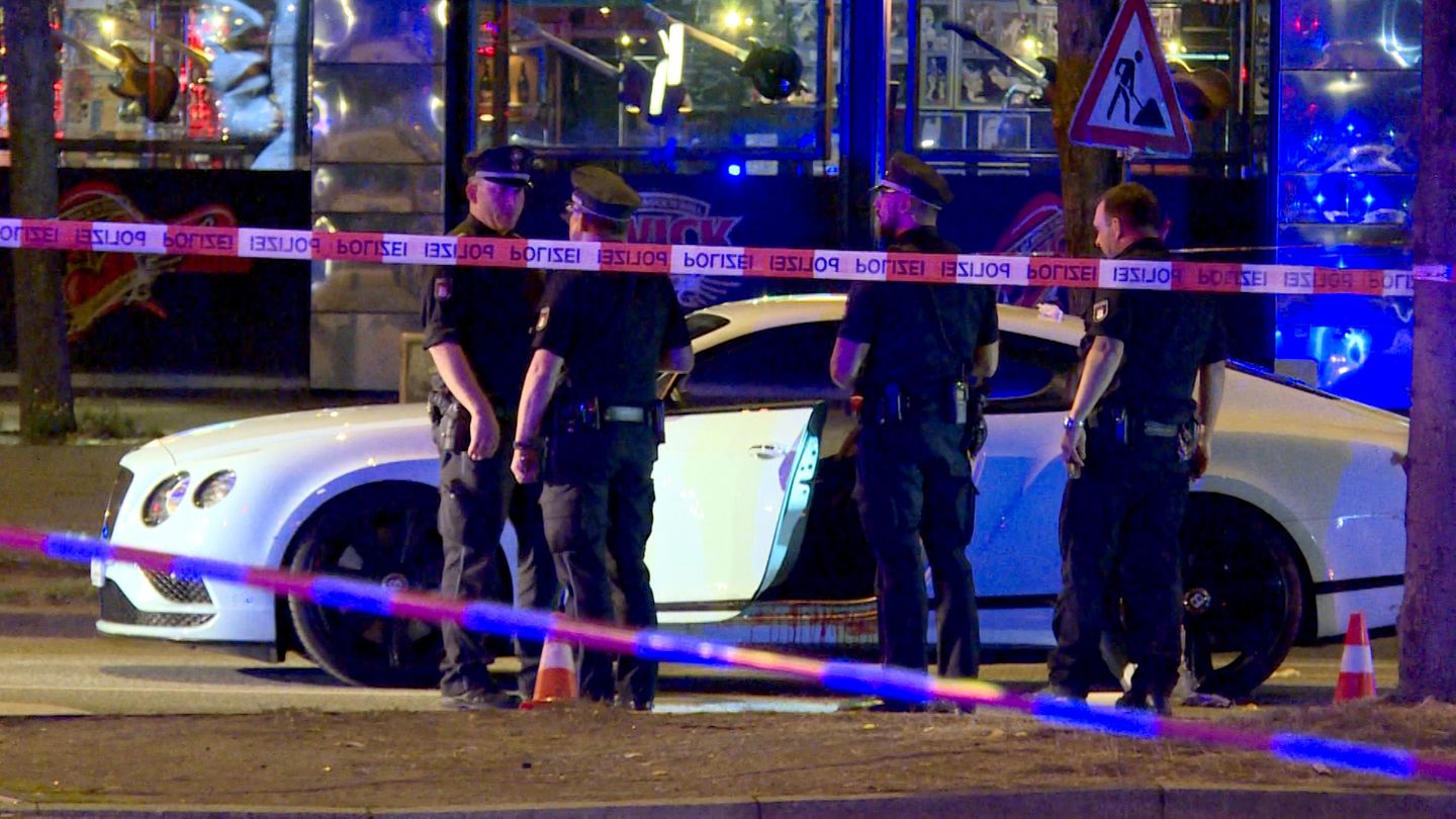 Polizisten stehen am 27. August neben einem Auto auf dem Millerntorplatz an der Reeperbahn, nachdem Schüsse gefallen waren