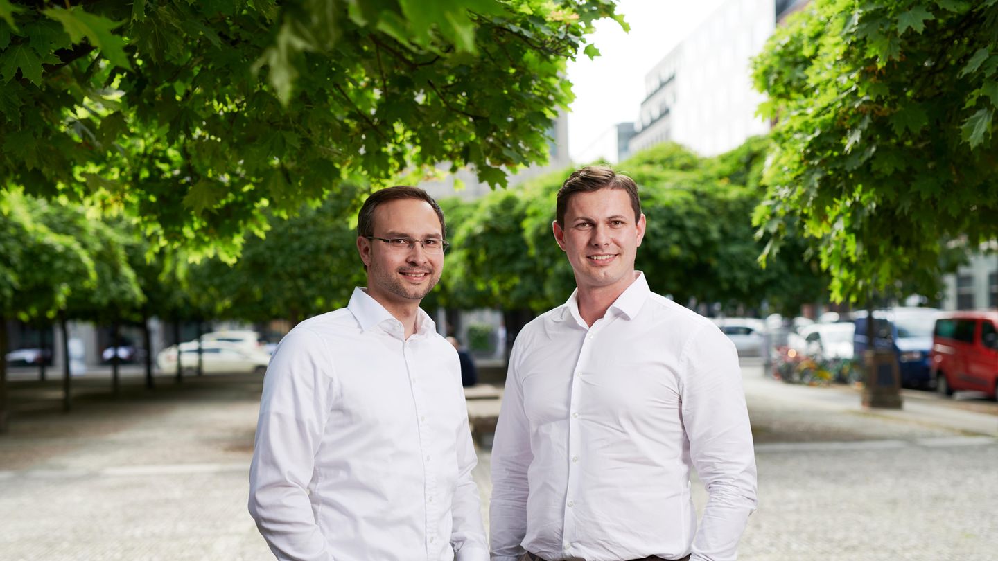 Die Tesvolt-Gründer Daniel Hannemann (l.) und Simon Schandert.