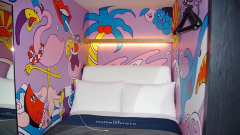 Ein Bett so breit wie das Zimmer: im Kapselhotel "Millennials Shibuya".