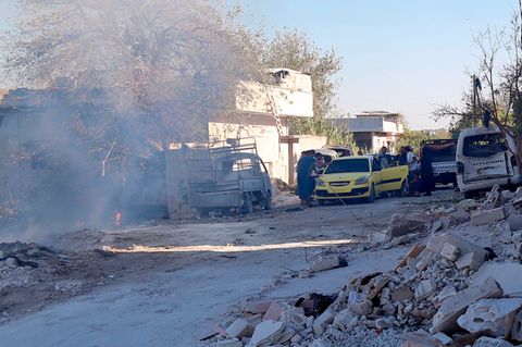 Eine Familie flüchtet nach russischen Luftangriffen in der Region Idlib im Nordwesten Syriens
