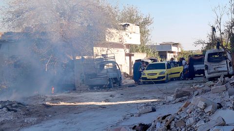 Eine Familie flüchtet nach russischen Luftangriffen in der Region Idlib im Nordwesten Syriens