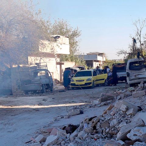 Eine Familie flüchtet nach russischen Luftangriffen in der Region Idlib im Nordwesten Syriens