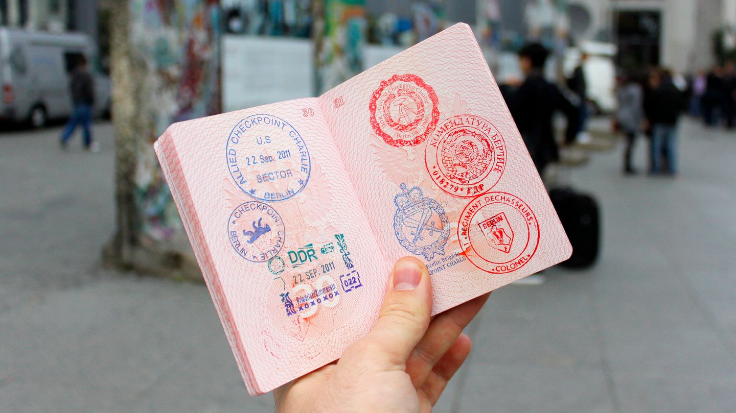 Top-10-Liste: 2. Reisepass: "Warum verlängern wir nicht den Urlaub?" Wenn Reisende vor dem Rückflug am Flughafen vergeblich sämtliche Koffer und Taschen nach dem Reisepass durchsucht haben, liegt dieser oftmals noch im Hotelzimmer- oder Safe. Das hat in manchen Fällen schon zu unfreiwilliger Urlaubsverlängerung geführt. 2. Reisepass: "Warum verlängern wir nicht den Urlaub?" Wenn Reisende vor dem Rückflug am Flughafen vergeblich sämtliche Koffer und Taschen nach dem Reisepass durchsucht haben, liegt dieser oftmals noch im Hotelzimmer- oder Safe. Das hat in manchen Fällen schon zu unfreiwilliger Urlaubsverlängerung geführt.