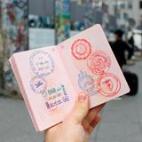 2. Reisepass: "Warum verlängern wir nicht den Urlaub?"  Wenn Reisende vor dem Rückflug am Flughafen vergeblich sämtliche Koffer und Taschen nach dem Reisepass durchsucht haben, liegt dieser oftmals noch im Hotelzimmer- oder Safe. Das hat in manchen Fällen schon zu unfreiwilliger Urlaubsverlängerung geführt.