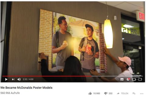 Diskriminierung: Zwei Freunde hängen ein Poster von sich bei McDonald's auf – und niemand bemerkt es