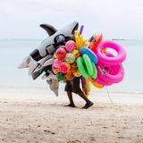 9. Strandspielzeug: Erst das Vergnügen, dann die Arbeit  Nachdem die Kleinen unzählige Sandburgen mit Schaufel und Eimer gebaut und die Geschwister mit Wasserpistolen belästigt haben, bleiben die Utensilien häufig im Hotel zurück. Ist Vergesslichkeit der Grund oder handelt es sich um eine Erziehungsmaßnahme der Eltern, damit nun wieder die Hausaufgaben erledigt werden?