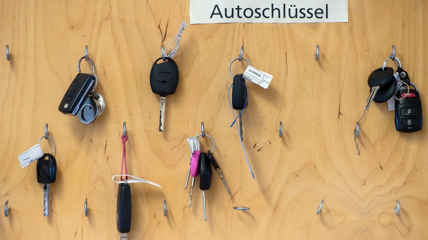 Top-10-Liste: 7. Schlüssel: "Schatz, wie kommen wir ins Haus?" Schlüssel – egal ob Haus- oder Autoschlüssel – sind nicht nur im Alltag beliebte Opfer der Vergesslichkeit. Oft merken Reisende erst vor der Haustür, was ihnen fehlt. Im Idealfall besitzen die Nachbarn einen Zweitschlüssel, weniger glückliche Urlauber beenden ihren Urlaub mit kaputten Fenstern oder einer satten Rechnung des Schlüsseldienstes. 7. Schlüssel: "Schatz, wie kommen wir ins Haus?" Schlüssel – egal ob Haus- oder Autoschlüssel – sind nicht nur im Alltag beliebte Opfer der Vergesslichkeit. Oft merken Reisende erst vor der Haustür, was ihnen fehlt. Im Idealfall besitzen die Nachbarn einen Zweitschlüssel, weniger glückliche Urlauber beenden ihren Urlaub mit kaputten Fenstern oder einer satten Rechnung des Schlüsseldienstes.