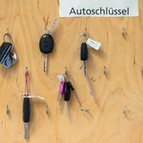 7. Schlüssel: "Schatz, wie kommen wir ins Haus?"  Schlüssel – egal ob Haus- oder Autoschlüssel – sind nicht nur im Alltag beliebte Opfer der Vergesslichkeit. Oft merken Reisende erst vor der Haustür, was ihnen fehlt. Im Idealfall besitzen die Nachbarn einen Zweitschlüssel, weniger glückliche Urlauber beenden ihren Urlaub mit kaputten Fenstern oder einer satten Rechnung des Schlüsseldienstes.