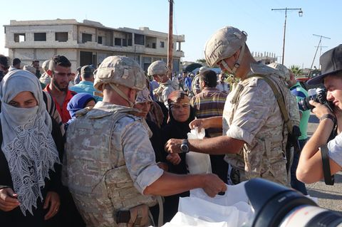 Syrien: Russische Soldaten verteilen Lebensmittel