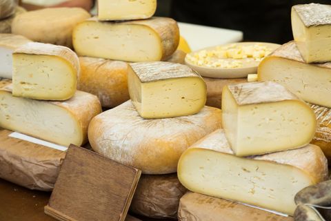 Käse liegt in einer Frischetheke