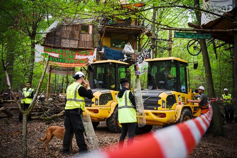 Mitarbeiter von RWE räumen den Hambacher Forst