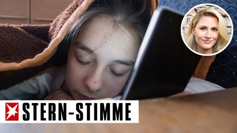 Schlafender Teenager mit Smartphone