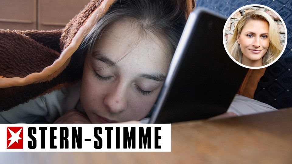 Schlafender Teenager mit Smartphone