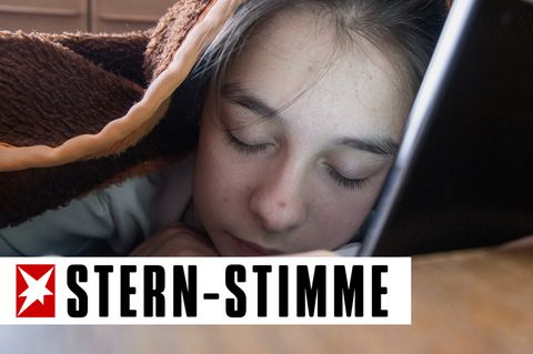 Schlafender Teenager mit Smartphone