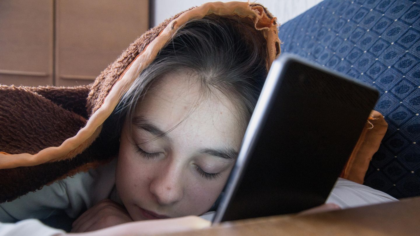 Schlafender Teenager mit Smartphone