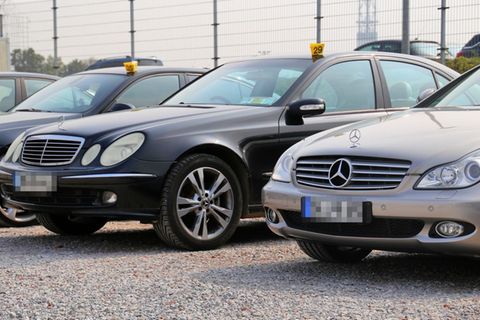 Beschlagnahmte Autos vor dem Jobcenter Duisburg