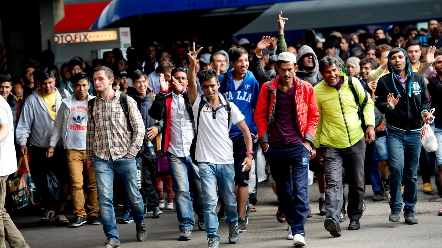 Was wäre, wenn sich die Flüchtlingskrise von 2015 in naher Zukunft wiederholte? Diese Frage stellt sich Timur Vermes in seiner neuen Romangroteske "Die Hungrigen und die Satten".