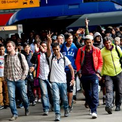 Was wäre, wenn sich die Flüchtlingskrise von 2015 in naher Zukunft wiederholte? Diese Frage stellt sich Timur Vermes in seiner neuen Romangroteske "Die Hungrigen und die Satten".