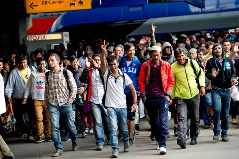 Was wäre, wenn sich die Flüchtlingskrise von 2015 in naher Zukunft wiederholte? Diese Frage stellt sich Timur Vermes in seiner neuen Romangroteske "Die Hungrigen und die Satten".