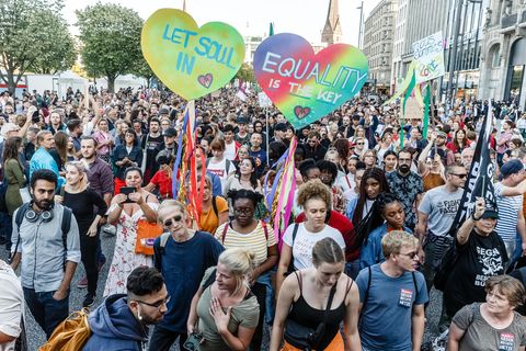 Teilnehmer der Gegendemo "Hamburger Stimmen für Vielfalt"