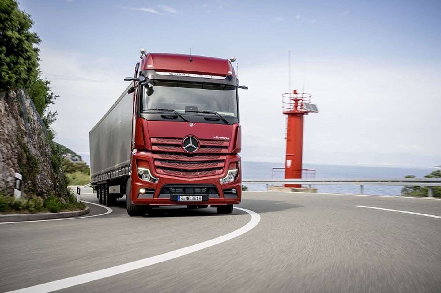 Das Mercedes Lkw-Flaggschiff beherrscht autonomes Fahren Level 2