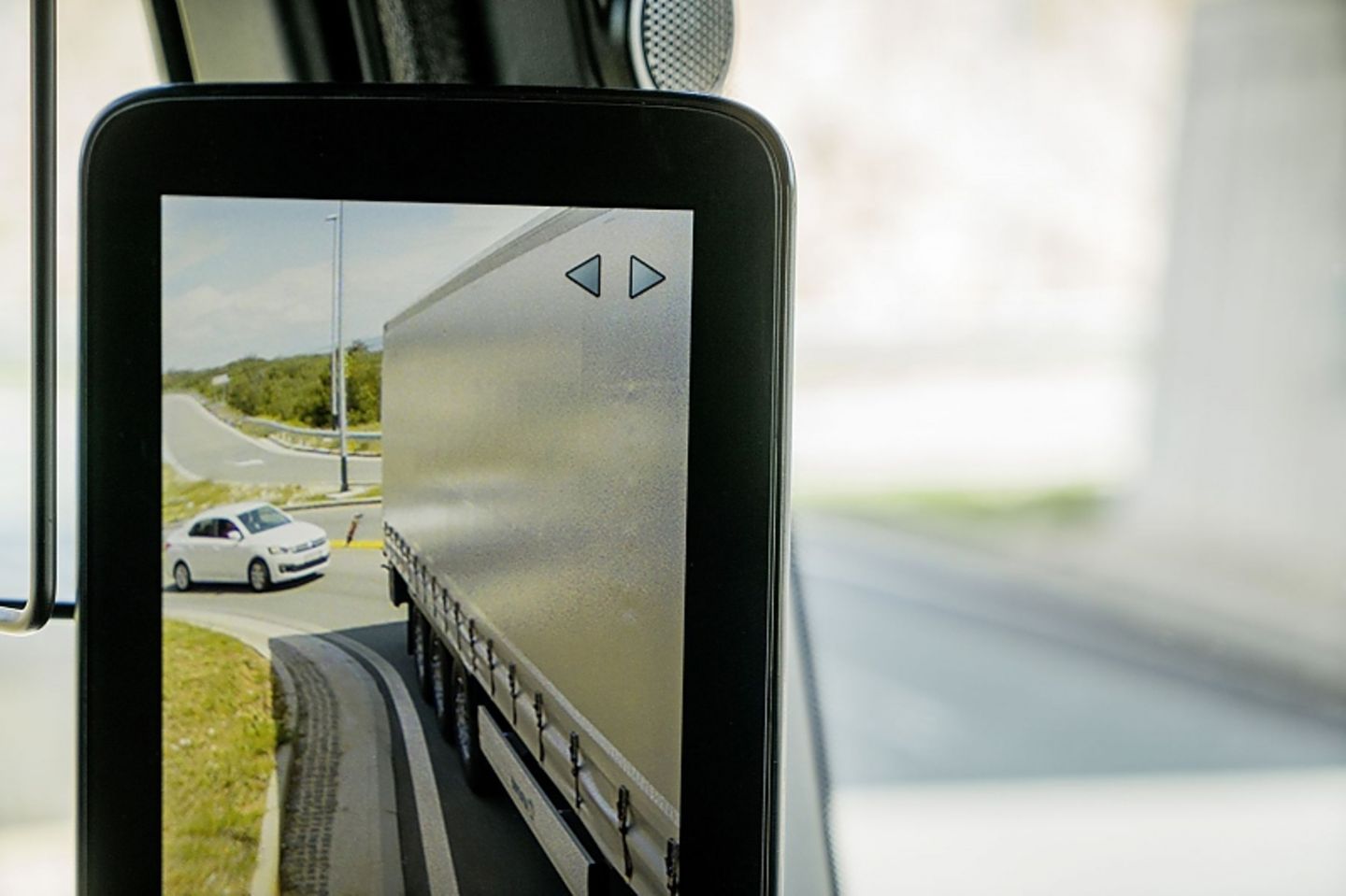 Zwei 15 Zoll Displays, die innen an der A-Säule angebracht sind, geben das Bild der Außenspiegelkameras in einer Auflösung von 7