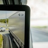 Zwei 15 Zoll Displays, die innen an der A-Säule angebracht sind, geben das Bild der Außenspiegelkameras in einer Auflösung von 7