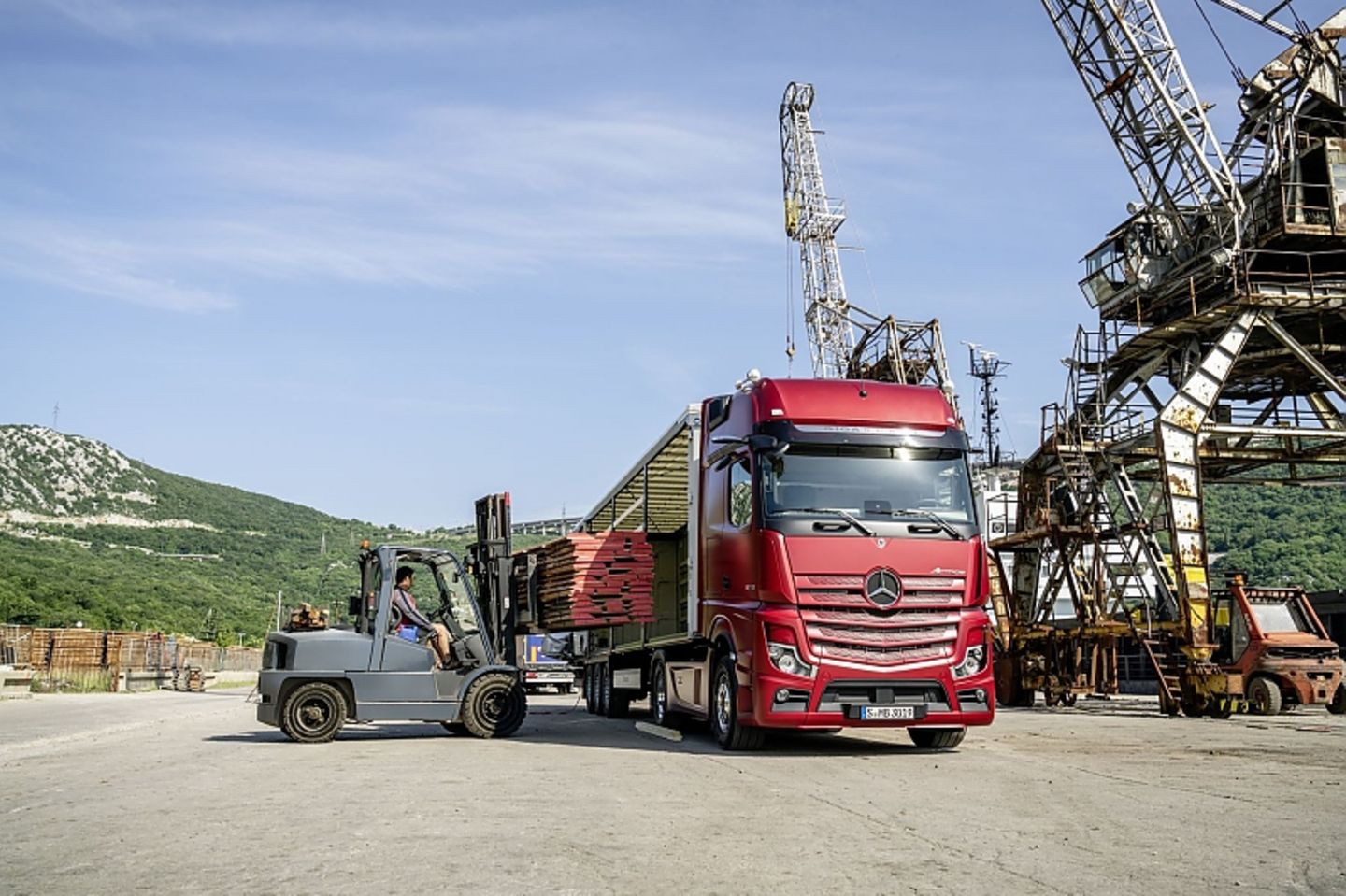Ein Sattelzug ist bis zu 18,75 Meter lang