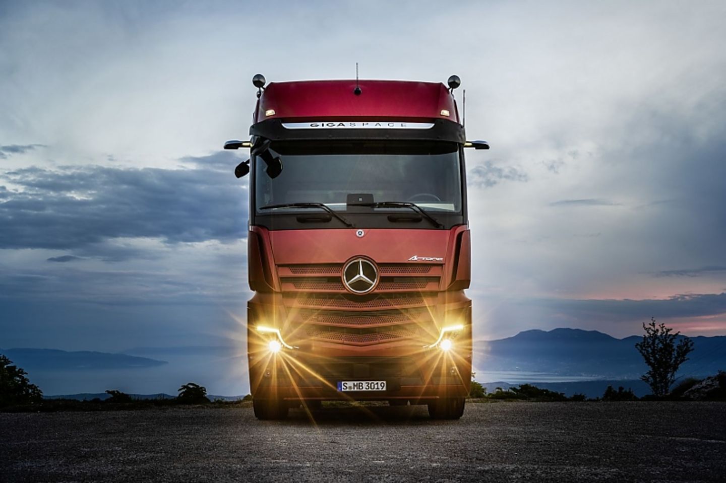 Durch Optimierungen der Aerodynamik, des Antriebsstrangs, der Software sowie des Kartenmaterials spart der Actros drei bis fünf