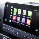 Zwei Monitore dienen als Bedienungs- und Infotainment-Medium