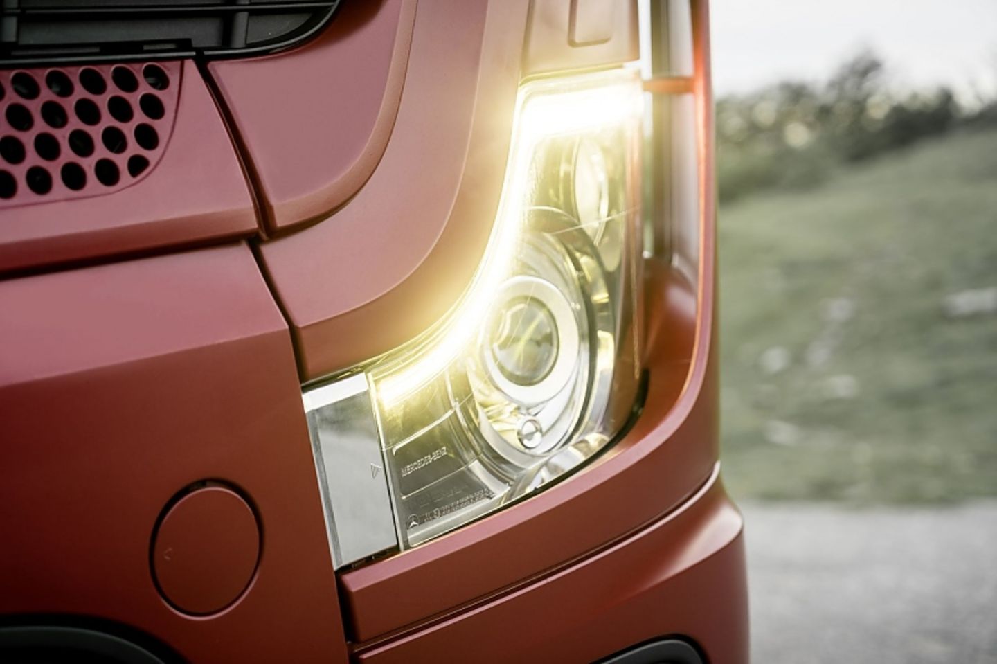Der Actros hat LED-Tagfahrlicht