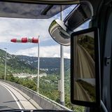 Die Monitore sind innen an der A-Säule angebracht